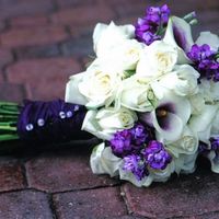 Букет невесты из белых роз и белых калл