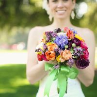 Яркий букет невесты в ярких красках из сирени и тюльпанов 