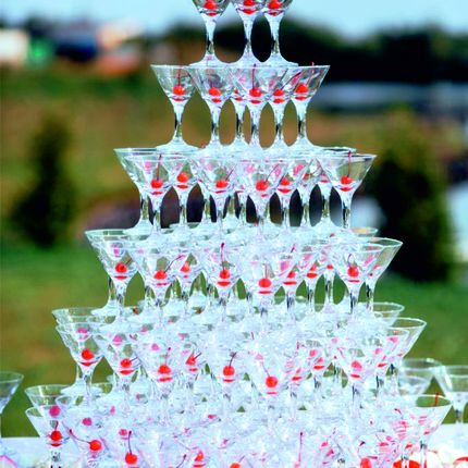 Пирамида из бокалов шампанского