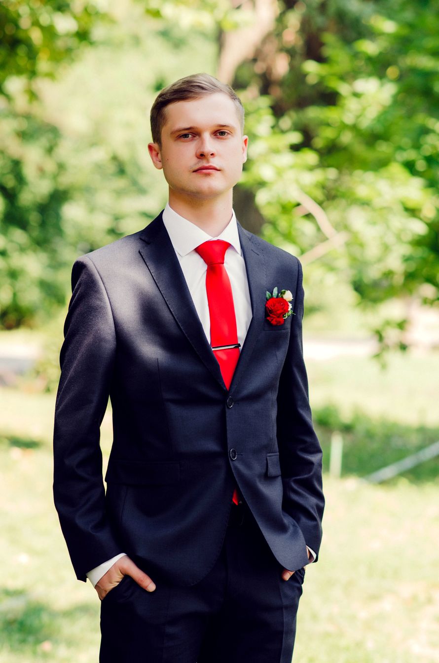 Свадебный костюм с красным галстуком