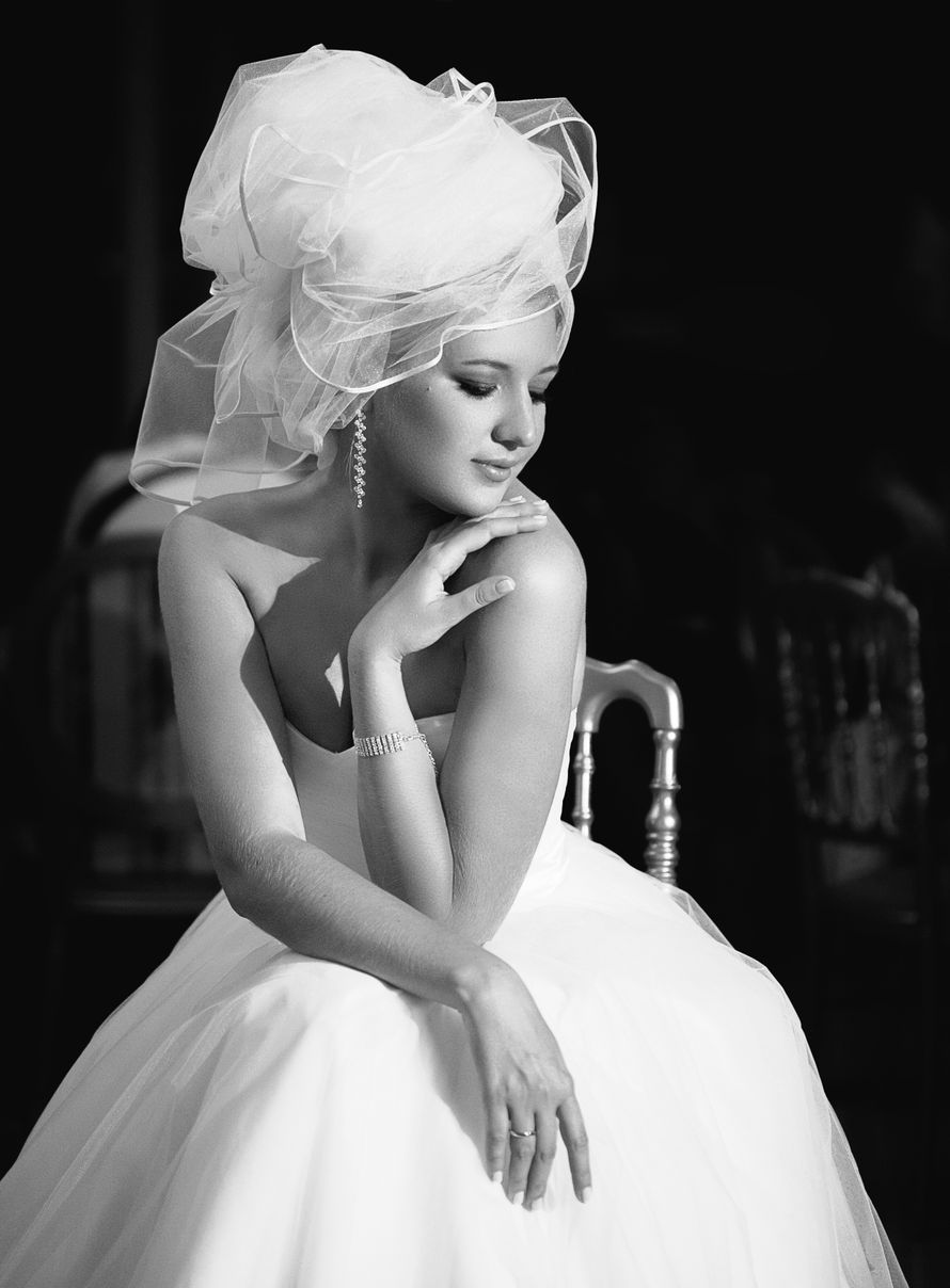 Причёску невесты украшает пышная свадебная вуалетка из фатина - фото 1196577 Максим Пацин фотограф