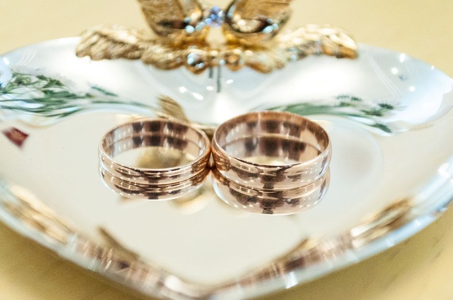 Обручальные кольца в классическом стиле, на тарелочке для колец. - фото 882579 Фотограф Владимир Козлов