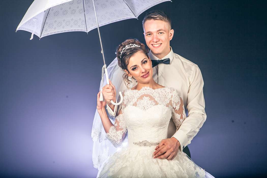 Жених и невеста, прислонившись друг к другу, стоят с зонтов в руках - фото 3625073 Фотограф Коваленко Екатерина