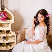 Букет невесты и украшение в волосы ручной работы. 
Цветы легче живых, и достаточно прочные.
