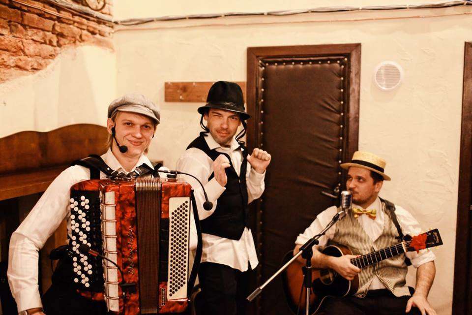 Одесская музыкальная. Фото ансамбля Лимончики в Ереване.