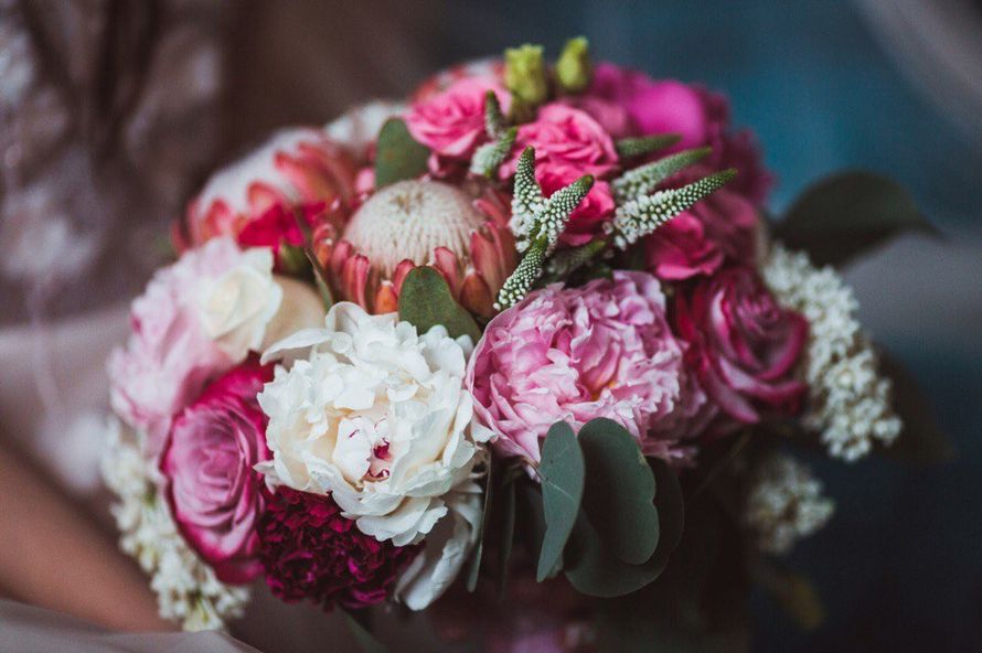 Букет невесты из пионов, роз и гвоздик