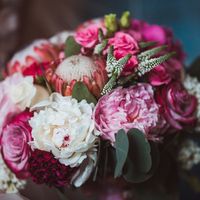 Букет невесты из пионов, роз и гвоздик