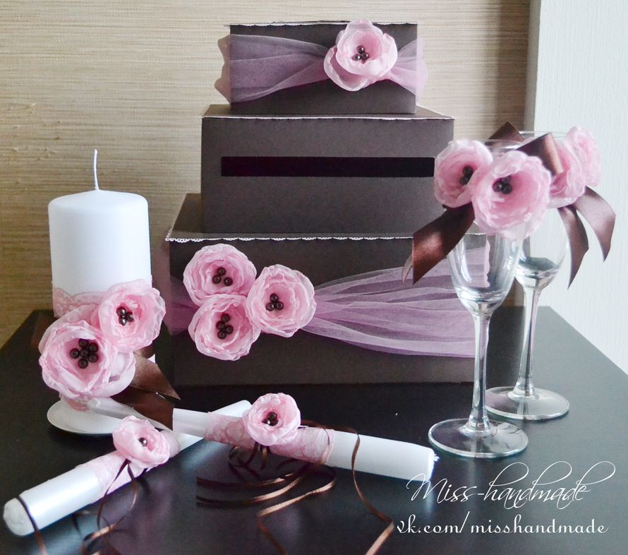Коллекция свадебных аксессуаров "Цвета" Шоколадно розового цвета.Свадебные бокалы молодых, набор свечей "семейный очаг" Коробочка для денежных подарков в виде торта. - фото 802603 Невеста01