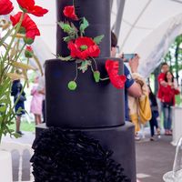 Свадебный торт с декором из мастичных цветов