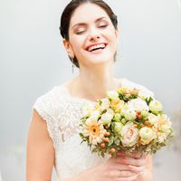 Букет невесты из белых роз и розовых гербер