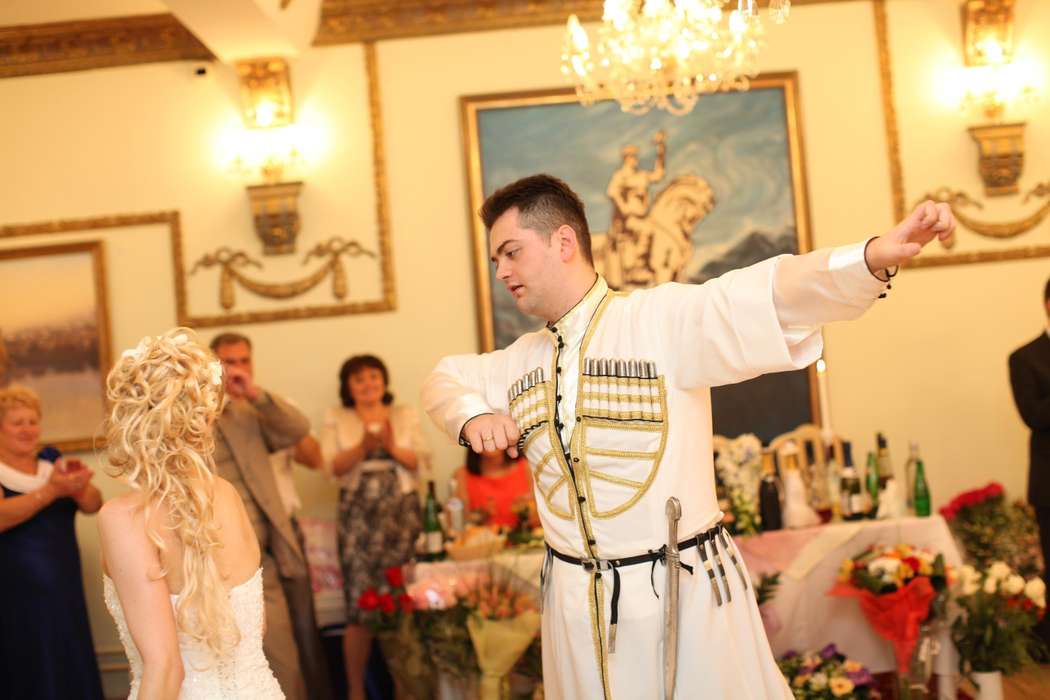 Белый национальный грузинский костюм жениха в этническом стиле - фото 583312 cheasy