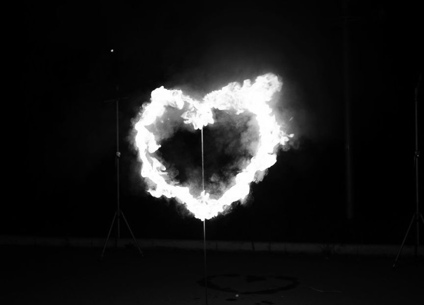 Огненное сердце с дорожкой из пиротехнических фонтанов