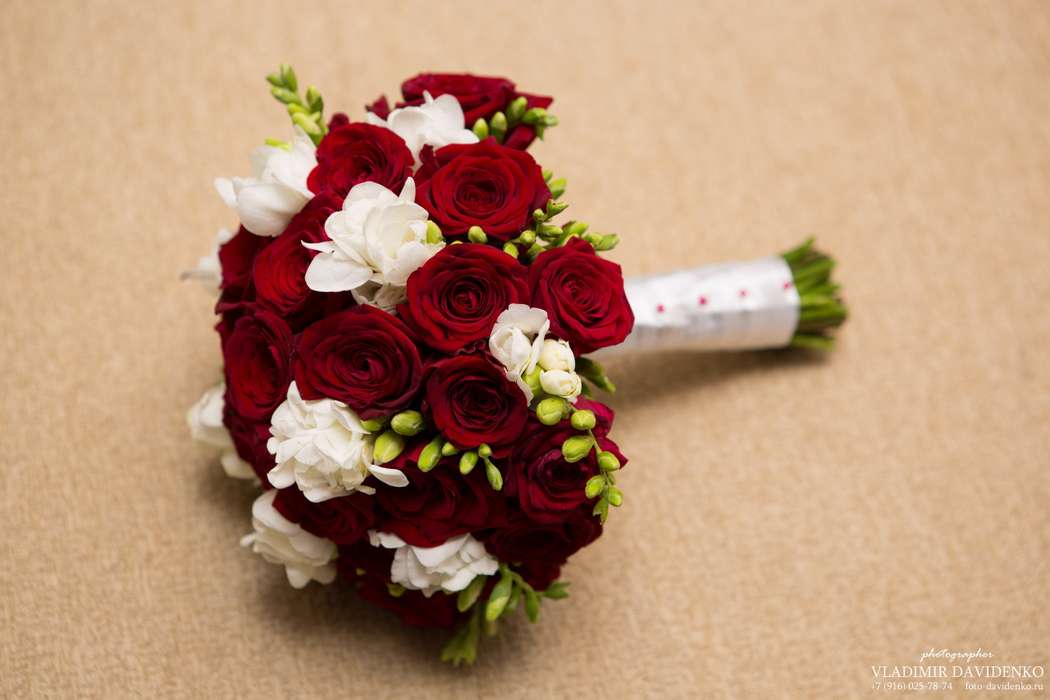 Букет из красных роз и белых фрезий - фото 15679282 Невеста01