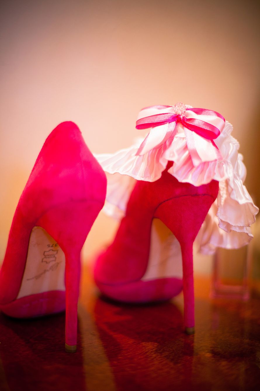 Замшевые розовые туфли на высоком каблуке на них одета свадебная подвязка. - фото 654791 Свадебный распорядитель Соболева Анастасия