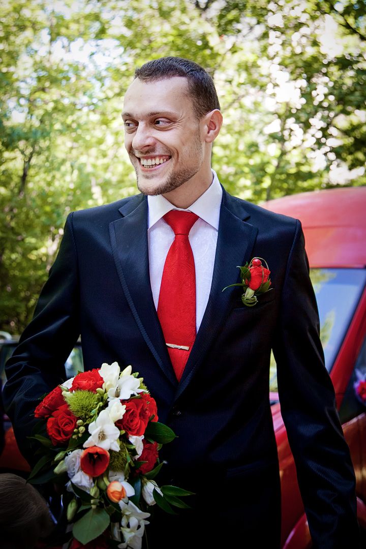 Свадьба синий костюм и красный галстук