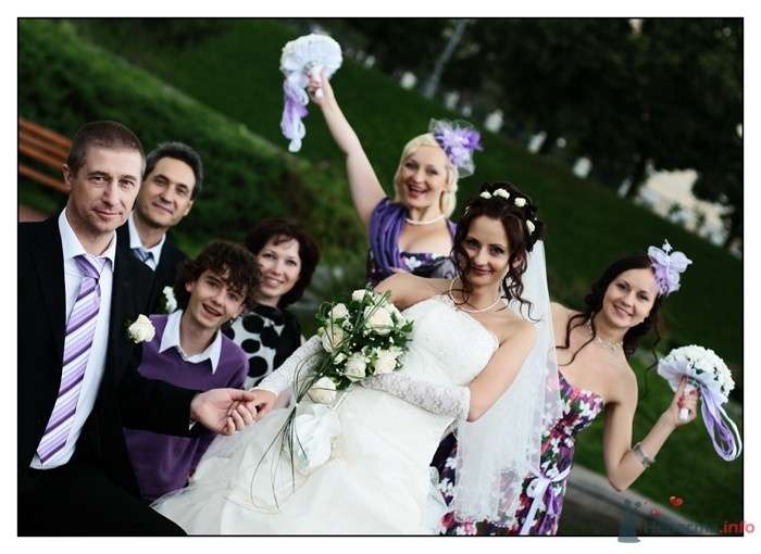 Невеста в белом длинном платье и гости стоят на фоне зелени - фото 34272 Фотограф Вилена Экон