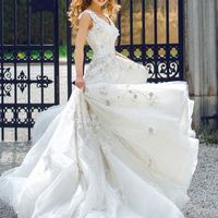 Великолепное свадебное платье А-силуэта с 3D декором. 
(S310)
