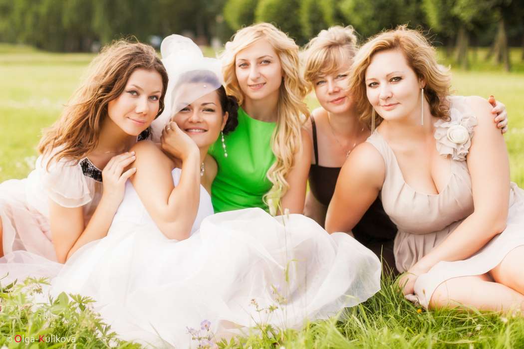 Подружки невесты фото. Фотосессия с подружками невесты. Три подруги русские. Русские подружки фото.