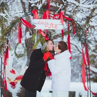 Merry Christmass и Marry Me - новогоднее настроение на декабрьской свадьбе отразилось в импровизированной арке, цвете и еловых ветвях.