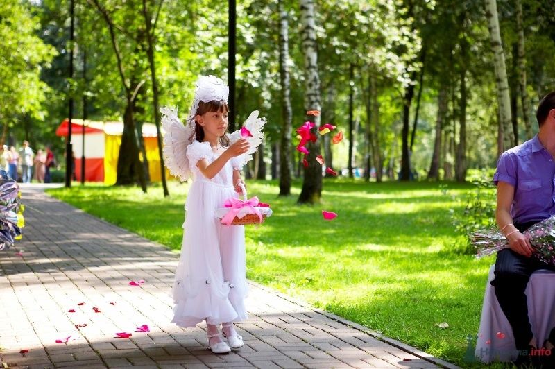 Девочка в костюме ангелочка и крыльями ангела за спиной с корзинкой в руках на выездной церемонии бросает лепестки роз - фото 41984 Мissis Kейт