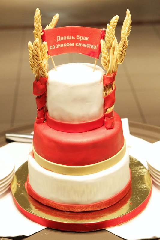 Свадебный торт, в белой и красной мастике, украшенный колосками и сахарной табличкой - фото 1573309 ЮлияШир