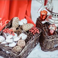 Оформление лавстори в русском стиле с самоварам, шишками, пряниками в ярком красном цвете