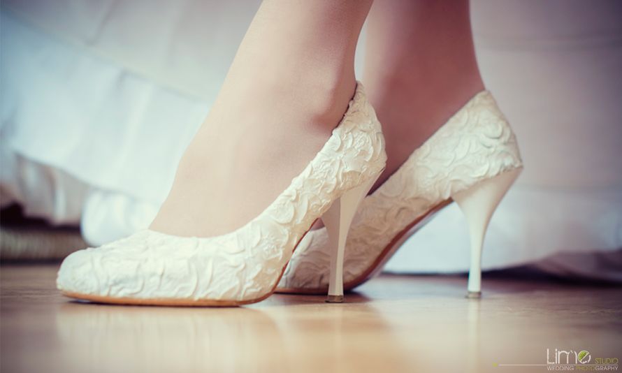 На ноге у девушке белые кружевные туфли на шпильке. - фото 668351 LIME Studio, фото
