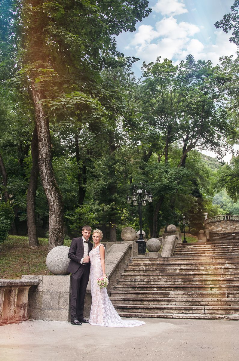 Жених и невеста стоят в парке, прислонившись друг к другу - фото 3335359 Фотограф Катерина Кенетова