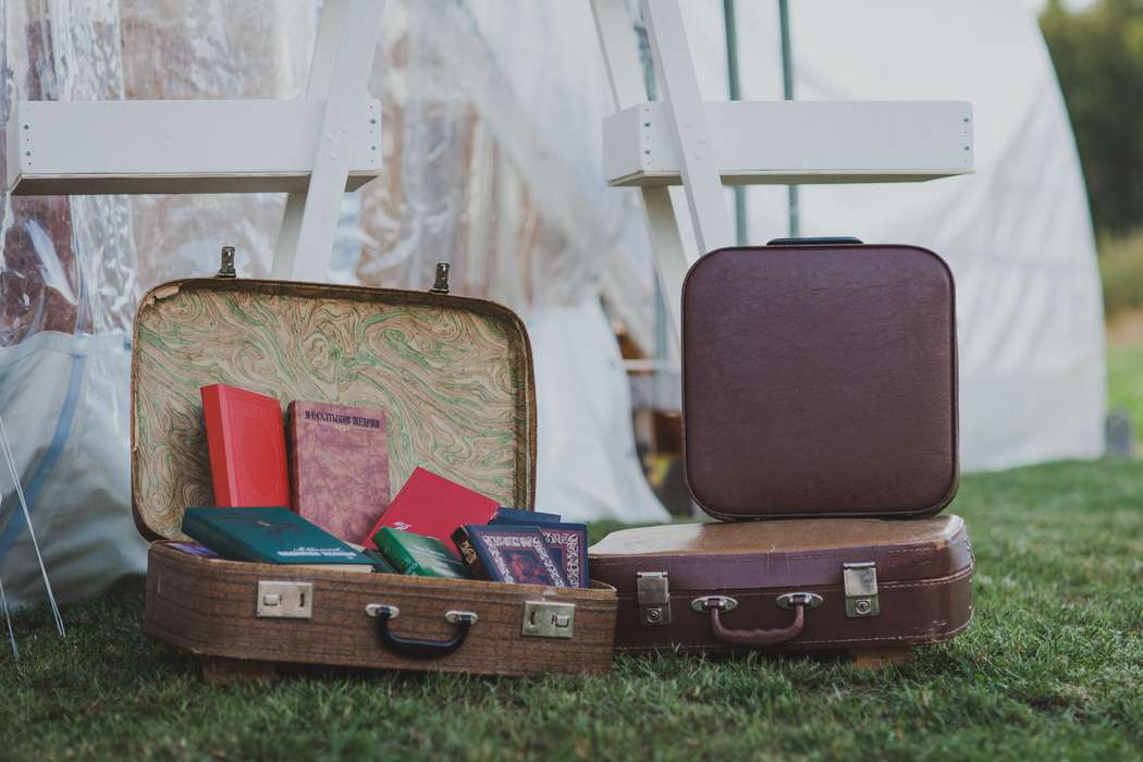 Чемоданчики с книжками и чемодан для бонбоньерок рядом со стилизованной стремянкой - фото 3193599 А-и-М