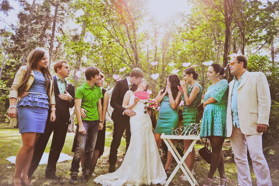 Гости стоят рядом с женихом  на солнечной поляне в парке, подружки невесты в зеленых платьях - фото 1418891 Студия фотосьёмки Expression