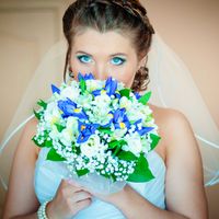 Бело-голубой букет невесты из ирисов и альстромерий