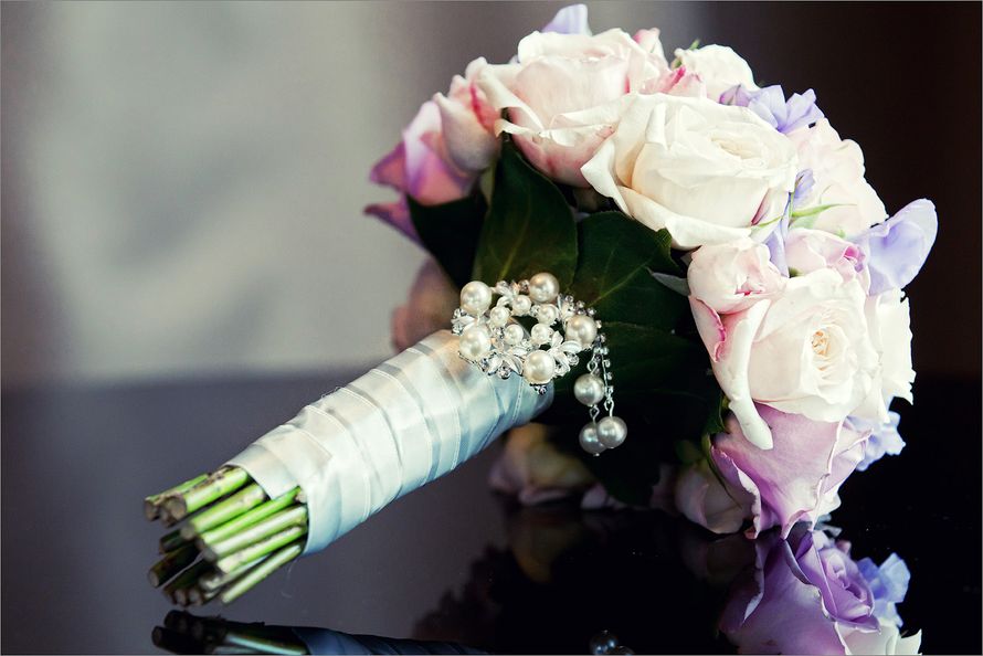 Букет невесты из белых и нежно-розовых роз, сиреневых латирусов, декорированный атласной серой лентой и брошью из белого жемчуга  - фото 1008889 Салон профессиональной флористики Secret Garden