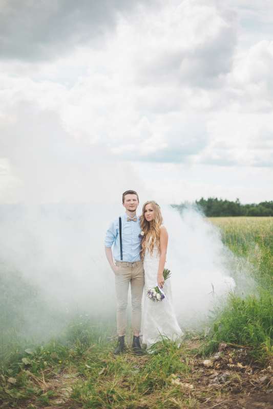 Жених и невеста, прислонившись друг к другу, стоят на фоне тумана в поле - фото 3603357 Фотограф Конвенсаров Ричард