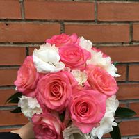 Букет невесты с розовыми розами и белыми эустомами