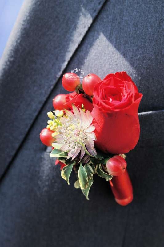 бутоньерка в одном стиле с букетом невесты - фото 16651032 Мастерская флористики и декора "Герань"