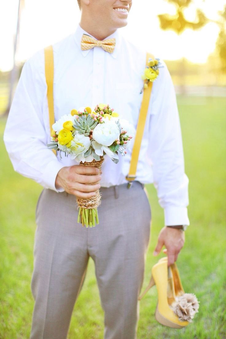 Жених в бежевых брюках на жёлтых подтяжках, белой классической рубашке с жёлтым галстуком-бабочкой - фото 2282544 Студия декора и флористики «Aura-decor» 