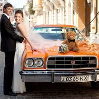 Оранжевый ретро-форд для свадебного кортежа