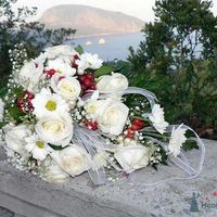 Романтика. Букет невесты из белы роз и белых ромашек