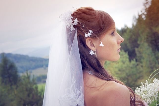 Нежный свадебный образ невесты подчеркнут прической на длинные волосы- собранные локоны, украшенные фатой и заколкой - фото 531342 Фотограф Лилия Степанищева