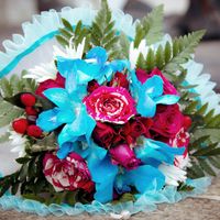 Букет невесты из голубых орхидей и розовых роз