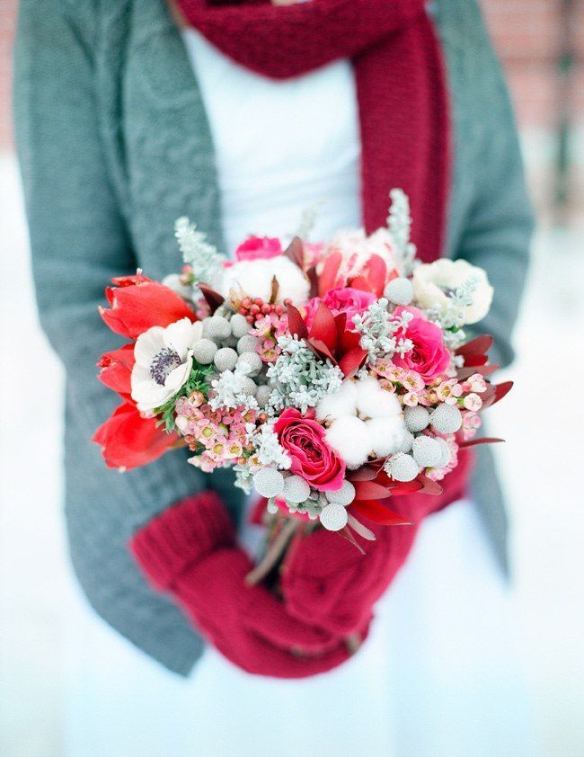 Невеста в вязаных бордовых варежках и шарфе, сером свитере и букетом невесты из красных тюльпанов, красных и белых анемонов, - фото 2283084 bluecassi