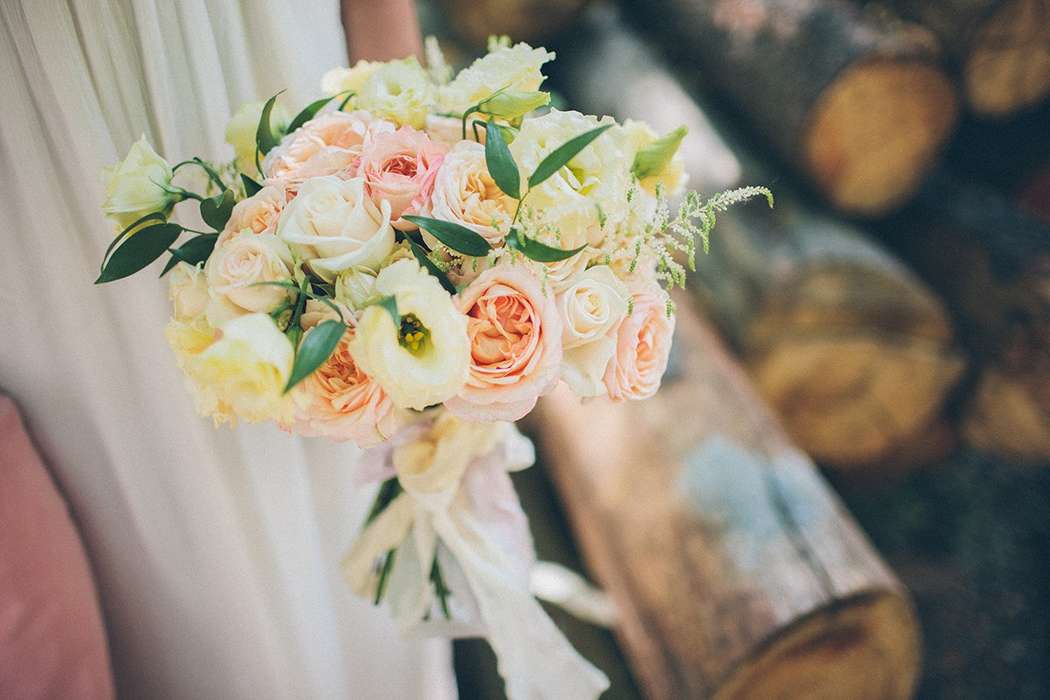 Букет невесты из белых эустом и астильбы, белых и нежно-розовых роз, декорированный белым кружевом  - фото 3079111 "FlowerRivers" - студия флористики