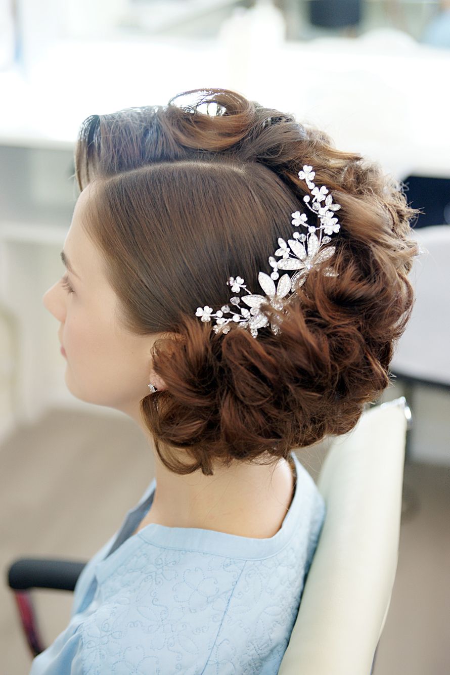 Классическое каре спереди гладко зачесано на пробор, на затылке волна с поднятыми наверх прядями. По линии локонов идет веночек. - фото 3145587 Стилист Яна Колосова