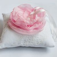 Белая подушечка с розовым пионом