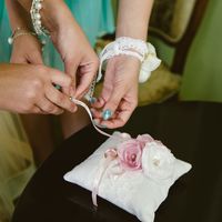Подушечка для колец с шелковыми цветами на свадьбе Васи и Насти в Петергофе