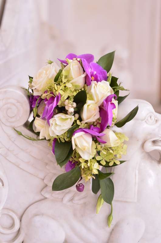 каскадный букет невесты из сиреневых орхидей, белых роз и эустом, дополненный зеленью  - фото 799173 Buketnevesty - флористика