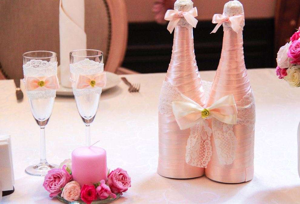 Шампанское на свадьбу своими руками. Украшение свадебных бутылок. Декор шампанского на свадьбу. Украшение бутылок на свадьбу. Украшение шампанского на свадьбу.