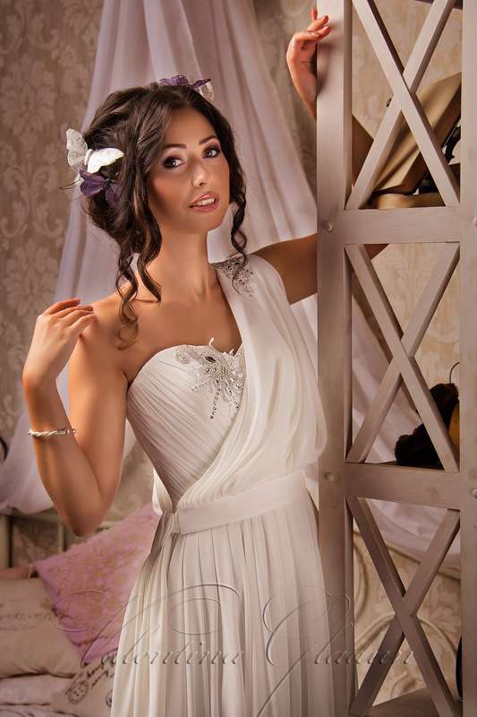 Невеста в прямом платье в греческом силе с драпировкой и широкой бретелью на одно плече - фото 2915119 Свадебный салон "Невеста"