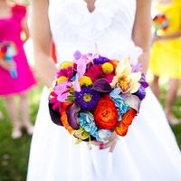 Яркий букет невесты из калл, гортензий, астр, роз и орхидей в оранжево-желтых и розово-фиолетовых оттенках 