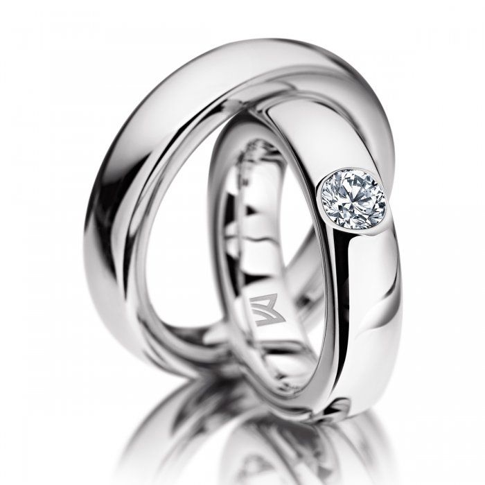 Обручальные кольца, выполненные в классическом стиле с бриллиантом, на белом фоне. - фото 661575 Обручальные кольца "Best gold service"